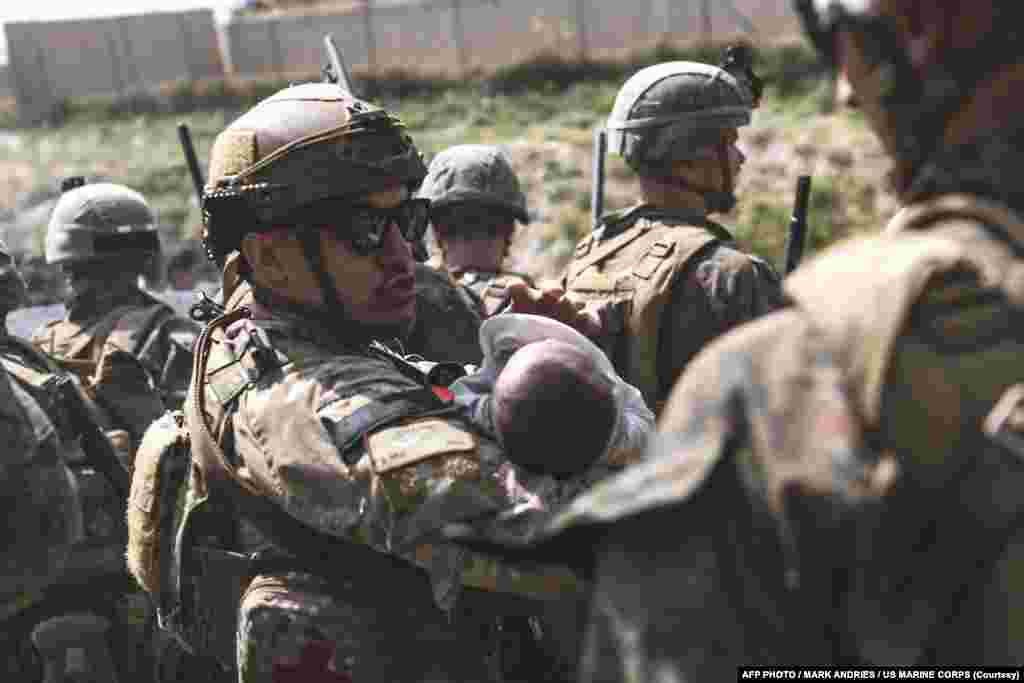 کابل ایئرپورٹ کے باہر اور اندر ملک چھوڑںے والوں کی بڑی تعداد موجود ہے جن کے ساتھ نومولود اور کمسن بچے بھی ہیں۔