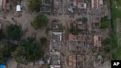 Los caparazones de las casas estaban en ruinas en el pueblo de La Samaritana después de que los huracanes Eta e Iota del año pasado destruyeran el área en La Lima, en las afueras de San Pedro Sula, Honduras, el miércoles 13 de enero de 2021.