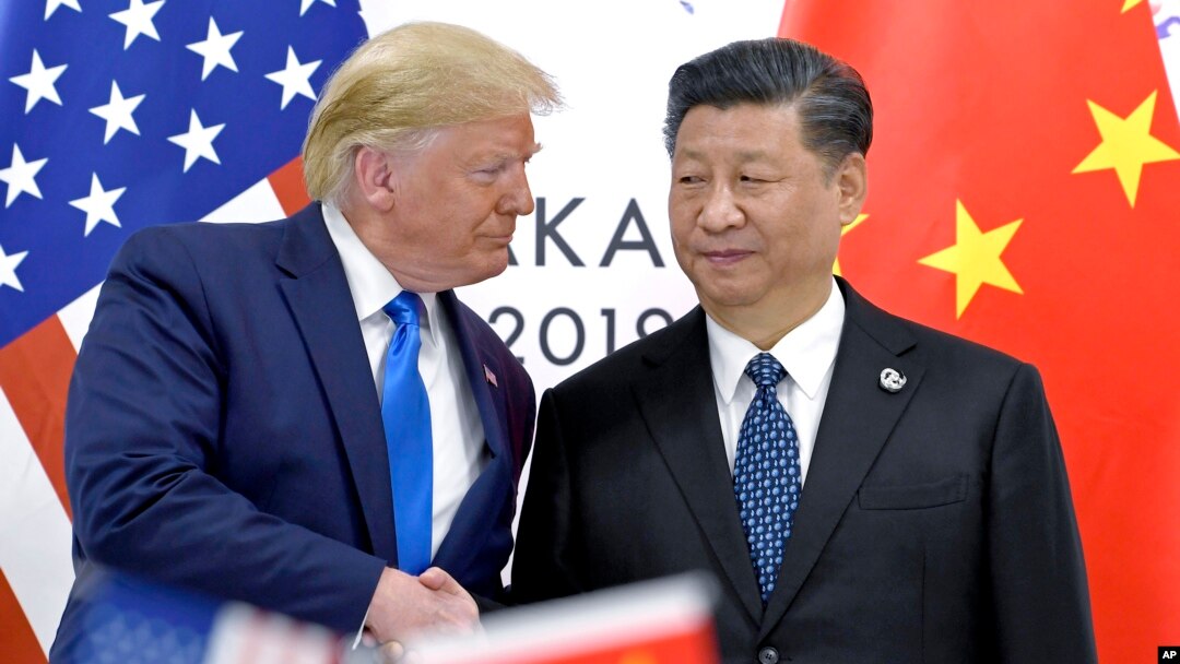 Tổng thống Hoa Kỳ Donald Trump (trái) bắt tay Chủ tịch Trung Quốc Tập Cận Bình trong một cuộc họp bên lề hội nghị thượng đỉnh G-20 tại Osaka, miền tây Nhật Bản, vào ngày 29/6/2019.