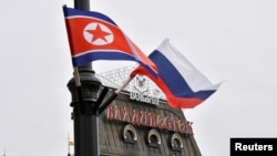 Bendera nasional Rusia dan Korea Utara tampak berkibar di sebuah jalan di Vladivostok, Rusia (foto: ilustrasi). 
