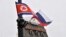 Bendera nasional Rusia dan Korea Utara tampak berkibar di sebuah jalan di Vladivostok, Rusia (foto: ilustrasi). 