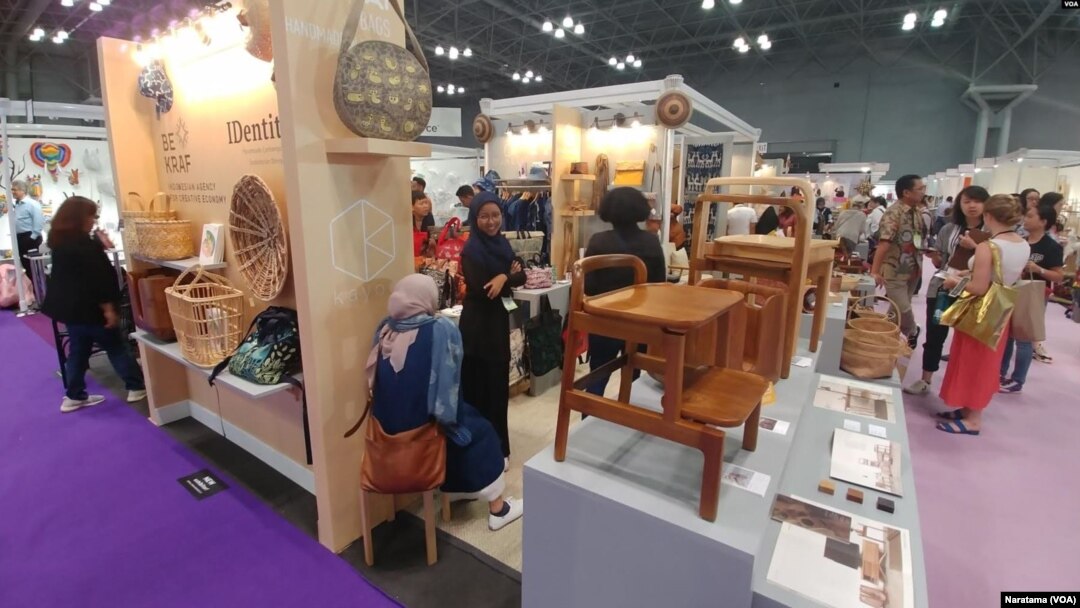 Paviliun Indonesia memamerkan produk kreatif unggulan dalam ajang NYNOW 2019 di kota New York, AS. (Foto:VOA/Naratama).