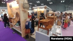 Paviliun Indonesia memamerkan produk kreatif unggulan dalam ajang NYNOW 2019 di kota New York, AS. (Foto:VOA/Naratama).