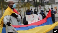 Trabajadores reclaman el fin de los despidos con motivo de la crisis generada por la pandemia durante una protesta en Quito, el 1 de mayo de 2020.