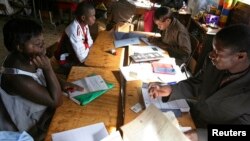 Zimbabweans register to vote during a voter registration drive in Harare, May 9, 2013.