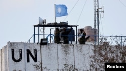 Sejumlah anggota UNIFIL berjaga di menara pengawasan di Kota Marwahin, selatan Lebanon, 12 Oktober 2023. (Foto: Thaier Al-Sudani/Reuters)