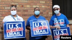 Los partidarios del Servicio Postal de los Estados Unidos (USPS) se manifiestan en apoyo del servicio frente a una oficina de correos en Detroit, Michigan, EE.UU., el 18 de agosto de 2020.