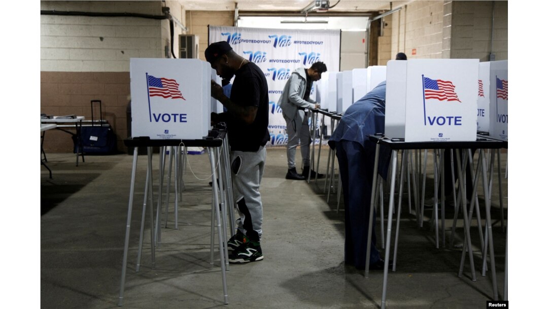 Sejumlah pemilih sedang melaksanakan hak pilih dalam pemilihan awal menjelang penutupan pemungutan suara pada 5 November, di Kantor Pemilihan Umum Detroit, di Detroit, Michigan, 28 Oktober 2024. (Foto: Rebeca Cook/Reuters)