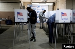 Sejumlah pemilih sedang melaksanakan hak pilih dalam pemilihan awal menjelang penutupan pemungutan suara pada 5 November, di Kantor Pemilihan Umum Detroit, di Detroit, Michigan, 28 Oktober 2024. (Foto: Rebeca Cook/Reuters)