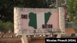 "One Nation" (une nation), panneau célébrant l'unité du Nigeria, dans le parc Unity Fountain à Abuja, le 7 mars 2016. (VOA/Nicolas Pinault)