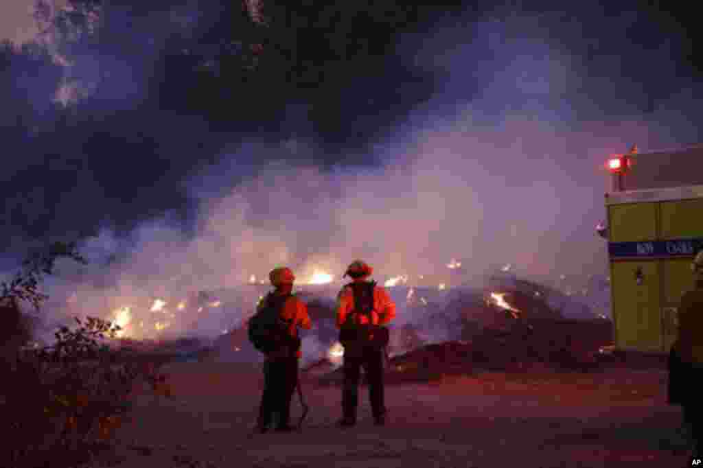 Los bomberos vigilan el Incendio 46 el jueves 31 de octubre de 2019, en Riverside.