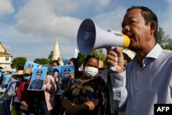 FILE- In this file photo taken on July 29, 2020, Rong Chhun, president of Cambodia's Independent Teachers' Association, speaks at a factory workers' protest calling for benefits after their textile factory was shuttered amidst the economic downturn, in Phnom Penh, Cambodia. (AP photo)