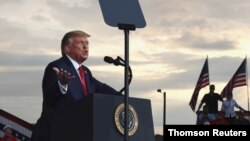 El presidente Donald Trump celebra un evento de campaña en el aeropuerto regional Smith Reynolds en Winston-Salem, Carolina del Norte. 