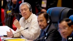 Menteri Luar Negeri Filipina Perfecto Yasay (kiri) dalam KTT ASEAN-AS di Vientiane, Laos (8/9). (AP/Gemunu Amarasinghe)