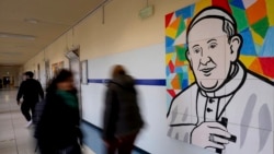 Orang-orang melewati mural Paus Fransiskus di dinding koridor Poliklinik Agostino Gemelli, tempat Paus dirawat sejak 14 Februari, di Roma, Sabtu, 1 Maret 2025. (Foto: AP)