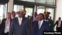 Perezida Yoweri Museveni wa Uganda na John Pombe Magufuli wa Tanzaniya