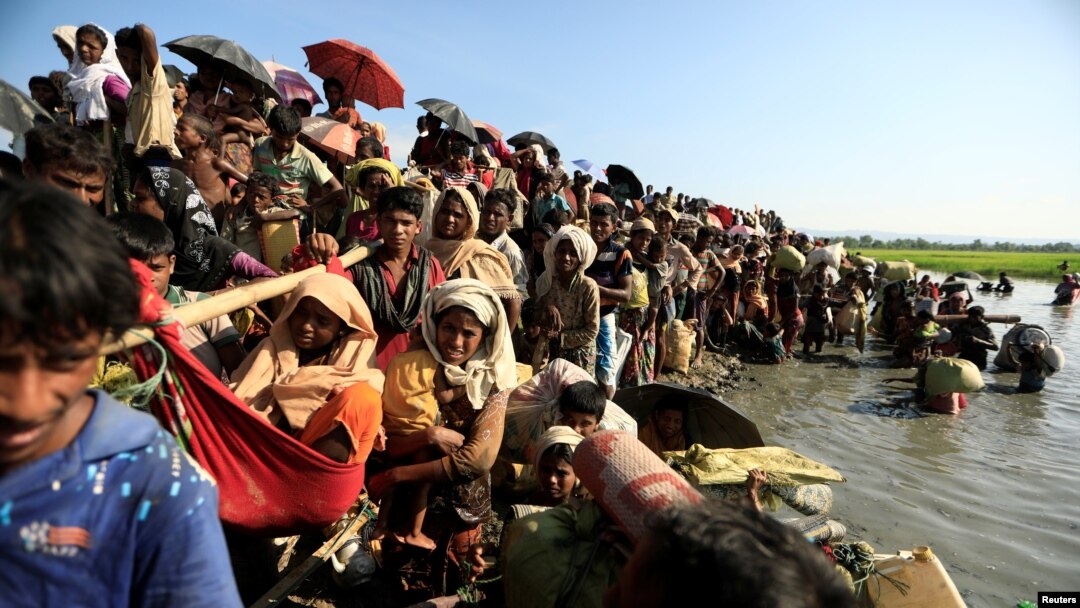 Pengungsi Rohingya yang melarikan diri dari Myanmar menunggu kedatangan para penjaga perbatasan Bangladesh setelah melintasi perbatasan di Palang Khali, Bangladesh, 16 Oktober 2017. (Foto: dok).