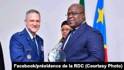 Président Félix Tshisekedi na bokutani na Général de brigade Steven deMilliano ya mampinga ya Etats-Unis, na cité ya Union africaine, Kinshasa, 18 juin 2019. (Facebook/présidence de la RDC)