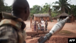 Des civils applaudissent un soldat centrafricain du premier bataillon des Forces armées centrafricaines (FACA) à Obo, dans l'est du pays, le 18 février 2018.