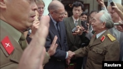 지난 1995년, 잡 장군이 맥나마라 미 국방장관을 만나 악수하고 있는 모습(자료사진)