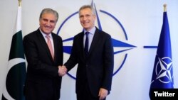 Bộ trưởng Ngoại giao Pakistan Shah Mahmood Qureshi (trái) bắt tay Tổng thơ ký Nato Jens Stoltenberg tại trụ sở NATO ở Brussels.ngày 24/6/2019.