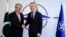 Bộ trưởng Ngoại giao Pakistan Shah Mahmood Qureshi (trái) bắt tay Tổng thơ ký Nato Jens Stoltenberg tại trụ sở NATO ở Brussels.ngày 24/6/2019.