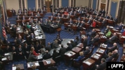 Para senator AS melakukan pemungutan suara dalam sidang putusan pemakzulan Presiden Donald Trump di Gedung Capitol, Washington, Rabu, 5 Februari 2020.(Foto: TV Senat AS via AFP)