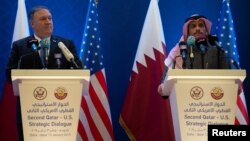 Le secrétaire d'État américain Mike Pompeo et le vice-Premier ministre et ministre des Affaires étrangères du Qatar, Cheikh Mohammed bin Abdulrahman Al-Thani, tiennent une conférence de presse conjointe à Doha, au Qatar le 13 janvier 2019.