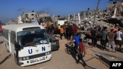 以色列与巴勒斯坦组织哈马斯之间的战斗持续不断，以色列2023年11月10日轰炸了加沙地带南部的拉法，一辆联合国巴士驶过一栋被毁的建筑。 （法新社图片）