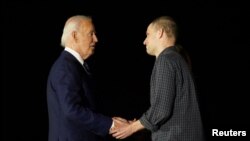 El presidente de Estados Unidos, Joe Biden, se reúne con los estadounidenses liberados de la detención en Rusia en la base aérea de Andrews, en Maryland, el 1 de agosto de 2024.