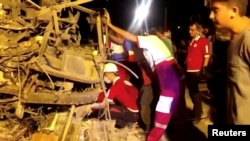 Los rescatistas trabajan en el lugar de un accidente de autobús en la provincia de Yazd, Irán, en esta imagen fija tomada de un video, el 21 de agosto de 2024.