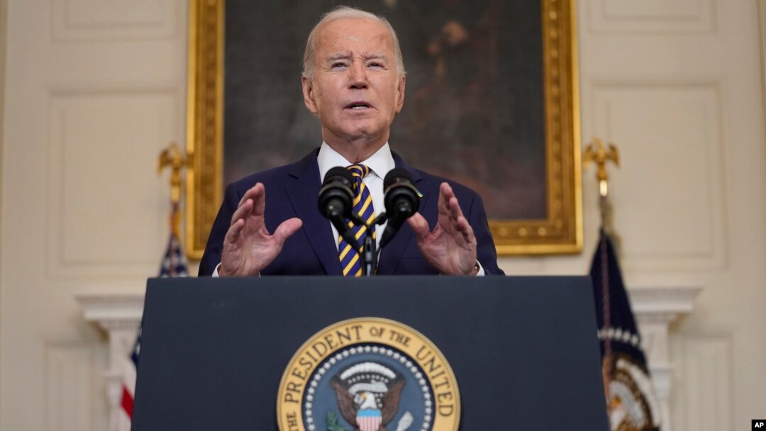 Başkan Biden, Ukrayna ve İsrail’e yardımın yanısıra iç siyasette hararetle tartışılan sınır güvenliğine ek bütçe öngören tasarı konusunda Kongre’ye çağrıda bulundu. Demokrat Başkan Biden, eski Cumhuriyetçi Başkan Trump’ı, Kongre’deki Cumhuriyetçiler’e “gözdağı vermekle” suçladı.