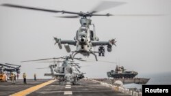 Pesawat AH-1Z Viper dari Tiltrotor Squadron (VMM) 163 (Reinforced), 11th Marine Expeditionary Unit (MEU) bersiap menaikii kapal penyerang amfibi AS, USS Boxer (LHD 4), saat transit di Selat Hormuz, Oman, 12 Agustus 2019. (Foto: AL AS via Reuters)