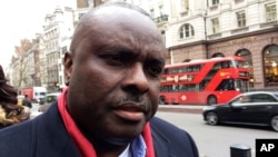 FILE - James Ibori, mantan gubernur negara bagian Delta di Nigeria, di luar pengadilan Royal Courts of Justice di London, Inggris (foto: dok). 