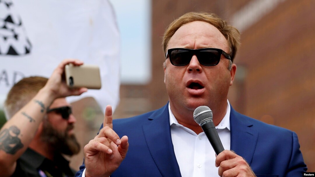 Alex Jones de Infowars.com habla durante una manifestación en apoyo del candidato presidencial republicano Donald Trump cerca de la Convención Nacional Republicana en Cleveland, Ohio, el 18 de julio de 2016. El notorio teorizador de conspiraciones de derecha, fue bloqueado permanente por Twitter, anunció la red social.