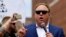 Alex Jones de Infowars.com habla durante una manifestación en apoyo del candidato presidencial republicano Donald Trump cerca de la Convención Nacional Republicana en Cleveland, Ohio, el 18 de julio de 2016. El notorio teorizador de conspiraciones de derecha, fue bloqueado permanente por Twitter, anunció la red social.