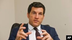 미국 캘리포니아주 캐스케이덜우즈에서 소방관이 산불을 끄고 있다.