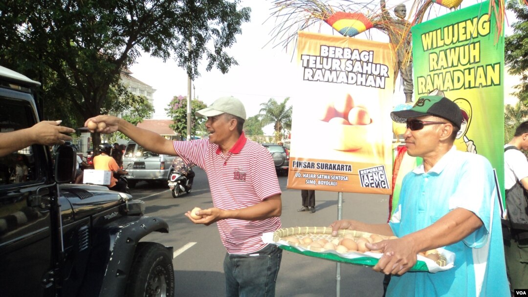 Aksi bagi-bagi telur rebus jelang Ramadan di Solo. (VOA/Yudha Satriawan)