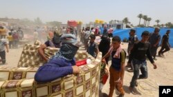 Raseljeni civili iz Ramadija čekaju humanitarnu pomoć iz Ujedinjenih nacija