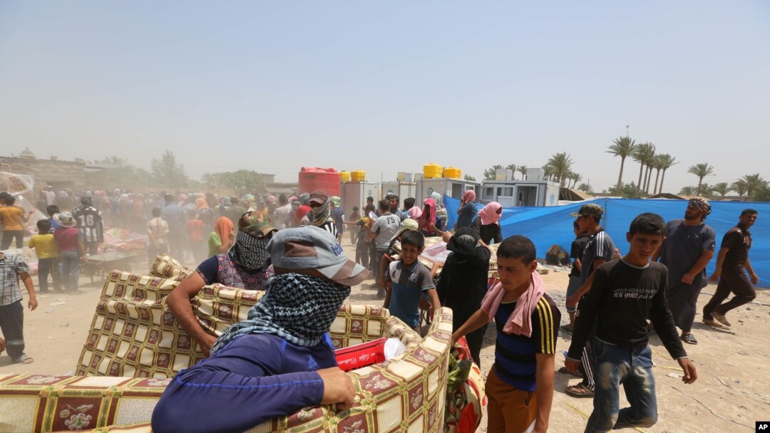 Warga sipil Ramadi yang terusir menerima bantuan kemanusiaan dari kamp PBB di kota Amriyat al-Fallujah, Jum’at, 22 Mei 2015. 