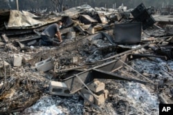 ریاست اوریگن کے کولمین کریک کے علاقے میں جنگل کی آگ نے مکانوں کو جلا کر راکھ کر دیا ہے۔