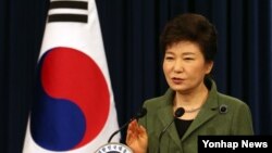 박근혜 한국 대통령이 취임 1주년인 25일 청와대 춘추관에서 기자회견을 열고 경제혁신 3개년 계획 대국민 담화를 발표하고 있다.