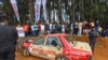 Sejumlah warga berkumpul di dekat mobil yang menabrak penonton dalam kompetisi balapan Fox Hill Supercross di Diyatalawa, Sri Lanka, pada 21 April 2024. (Foto: AP/STR)