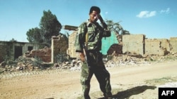 Un soldat érythréen dans la ville érythréenne détruite de Zalambessa, à 136 km de la capitale Asmara, le 24 mai 2000.