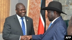 Presiden Sudan Selatan Salva Kiir (kanan) bersalaman dengan pemimpin oposisi Riek Machar sebelum pertemuan mereka di Juba, Sudan Selatan, 11 September 2019.