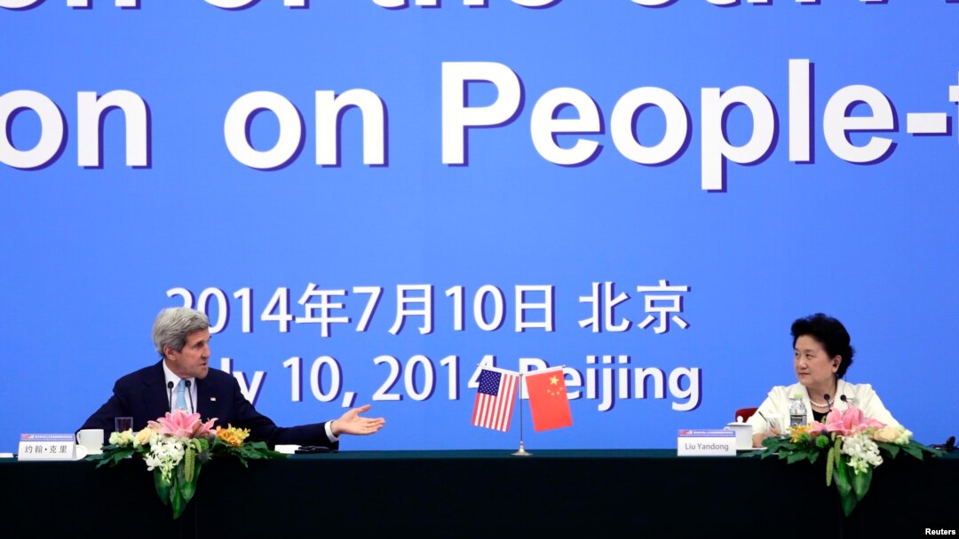 Menteri Luar Negeri AS John Kerry berbicara dengan Wakil Perdana Menteri China Liu Yandong dalam pembicaraan tahunan ke-5 AS-China di Beijing (10/7). 