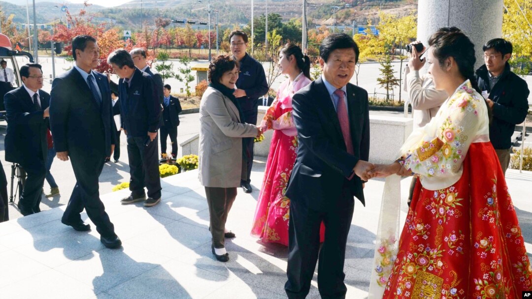 Para anggota legislatif dari Korea Selatan disambut oleh para penerima tamu dari Korea Utara setibanya mereka di komplek industri bersama Kaesong, Korea Utara, 30/10/2013.