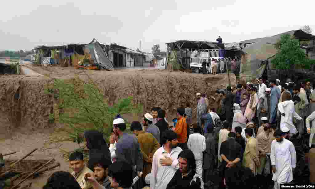 مختلف مقامات پر پہاڑی تودے گرنے سے شاہراہ قرام قرم متاثر ہوئی ہے اور اس پر سفر کرنے والے متعدد افراد پھنس گئے ہیں۔