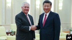 Ngoại trưởng Mỹ Rex Tillerson bắt tay Chủ tịch Trung Quốc Tập Cận Bình trước cuộc họp tại Đại sảnh Nhân dân ở Bắc Kinh, ngày 30/9/2017.