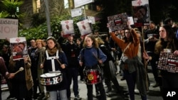 Parientes y partidarios de los rehenes israelíes retenidos en la Franja de Gaza por el grupo armado Hamás asisten a una protesta para pedir su liberación ante la residencia del primer ministro, Benjamin Netanyahu, en Jerusalén, el domingo 21 de enero.